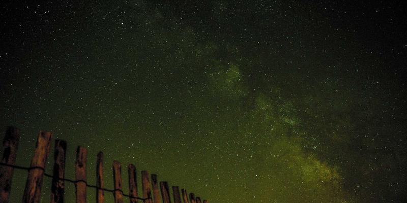 康森莱特工业风壁灯：用红色主题灯饰为走廊玄关打造戏剧性焦点光