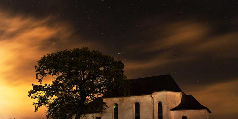 康森莱特工业风户外壁灯：如何选择兼顾防风防水与庭院美学的红色主题灯饰