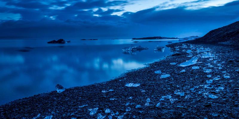 康森莱特智能调光系统：解锁工业风与红色主题灯饰的联动设计新境界