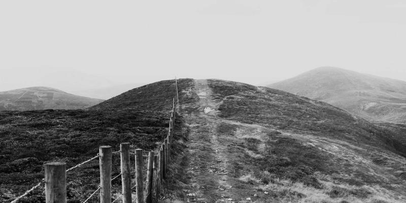 康森莱特灯具在图书馆与书店照明中的实践：如何用灯饰设计与工业风灯具打造兼具功能与格调的阅读空间