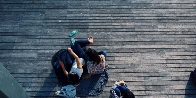 康森莱特灯具深度评测：红色主题灯饰与工业风灯具的能效、光衰及长期经济性分析