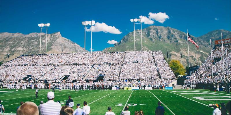 智能照明新境界：康森莱特调光系统如何用红色主题灯饰重塑会议室效率